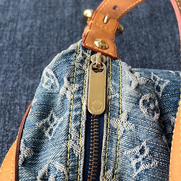 Louis Vuitton
Monogram Denim Baggy with additional crossbody strap. - Picture 6 of 17